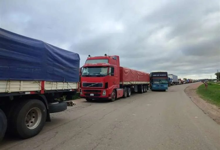 Gobierno advierte con reversión de tierras por el freno a envío de alimentos de Santa Cruz
