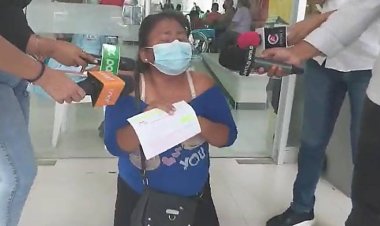“Mi hijo necesita sangre”: De rodillas, una madre clama por ayuda para su hijo con dengue