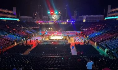 Estadio vacío, 30 minutos de retraso y un final sin sorpresas