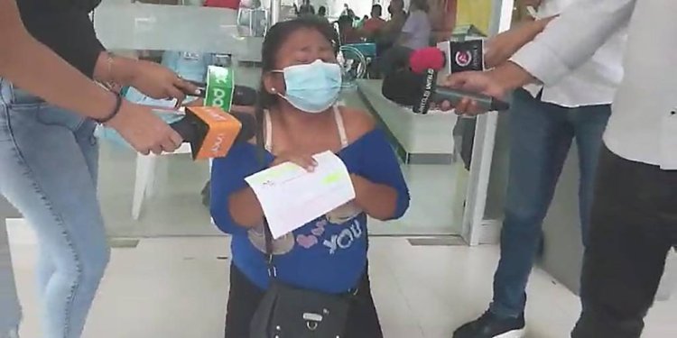 “Mi hijo necesita sangre”: De rodillas, una madre clama por ayuda para su hijo con dengue