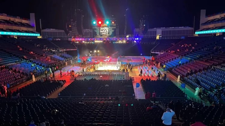 Estadio vacío, 30 minutos de retraso y un final sin sorpresas