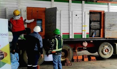 Aduana descubre 24 toneladas de ropa usada debajo de ladrillos y cajas de madera