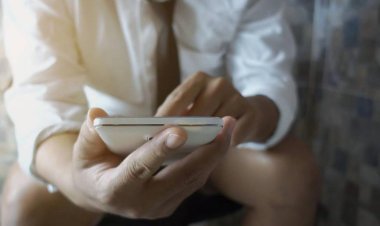 Se quedó más de media hora en el inodoro jugando en su celular y terminó expulsando su intestino