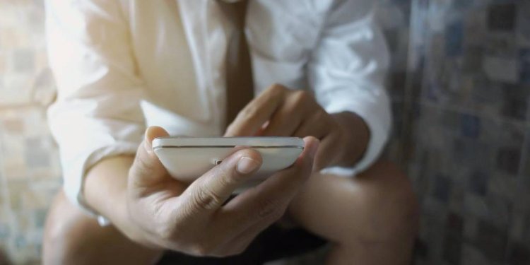 Se quedó más de media hora en el inodoro jugando en su celular y terminó expulsando su intestino