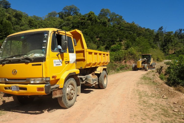 Concluyen mantenimiento de caminos en la comunidad La Florida de Bermejo