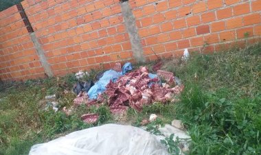 Controversia en el Barrio San Luis: Denuncian la presencia de restos de Vaca Muerta en las calles