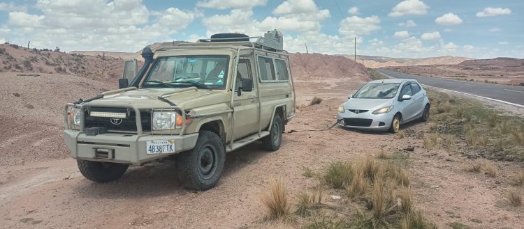 Efectivos Militares incineran camión con mercancía de contrabando y comisan vehículo indocumentado