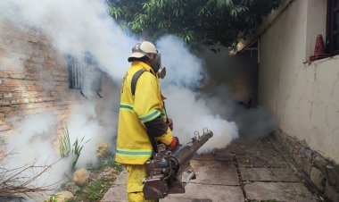 Fumigan el Barrio Fátima de Tarija ante un presunto brote de Dengue que afecta la salud ciudadana