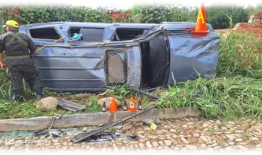 Dos conductores terminaron con heridas graves tras colisión y vuelco de vehículos