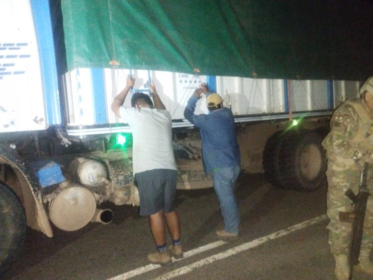 El Comando Estratégico Operacional CEO comisó esta madrugada dos camiones con cigarrillos