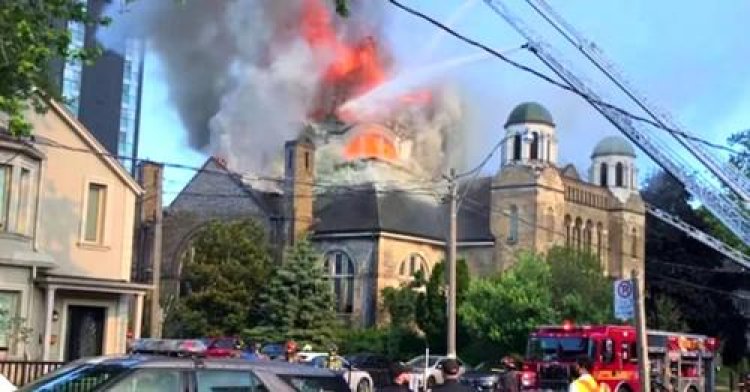 Incendio en una histórica iglesia de Toronto: se pierden valiosas pinturas
