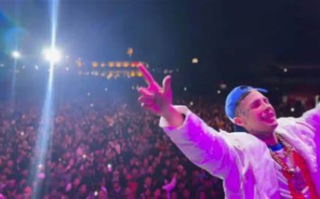 L-Gante sufrió un accidente durante su show en Paraguay: La caída del escenario genera preocupación