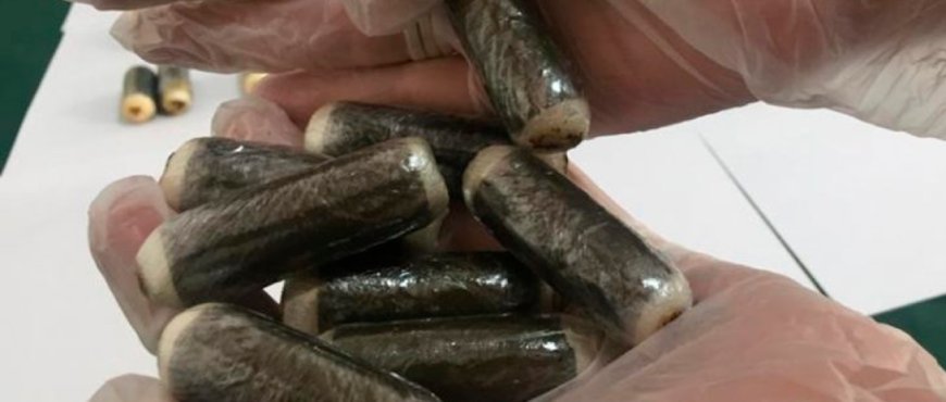Cápsula de droga explota en el estómago de una mujer quien muere debido a una intoxicación.