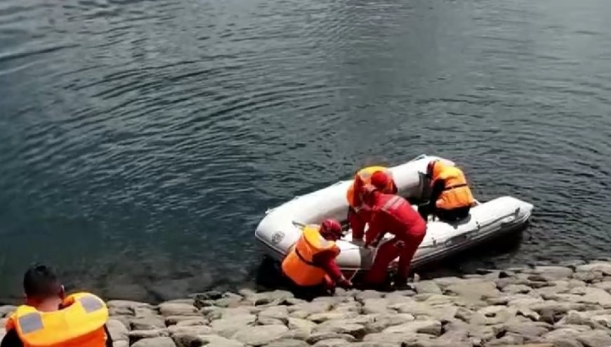 Tres jóvenes pierdieron la vida tras la caída de un vehículo en una laguna.