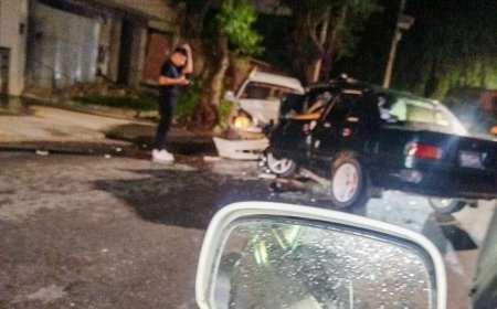 Un choque frontalmente entre dos taxis en Tarija deja a los conductores seriamente heridos por el fuerte impacto.