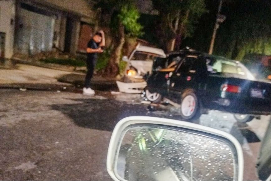 Un choque frontalmente entre dos taxis en Tarija deja a los conductores seriamente heridos por el fuerte impacto.