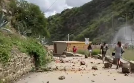 Derrumbe en la represa de San Jacinto afecta tránsito y pone en riesgo a los comunarios y visitantes.