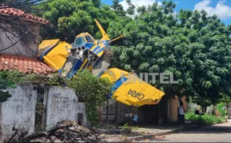 Avioneta cae sobre una casa en Santa Cruz de la Sierra y deja sin luz a vecinos.