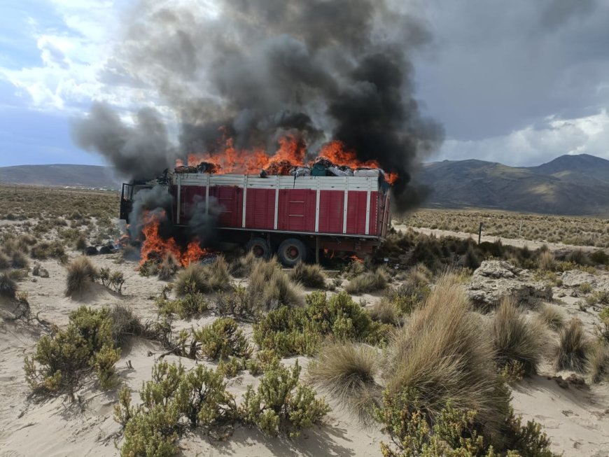 Autoridades incineran camión con ropa usada, juguetes y línea blanca de contrabando.