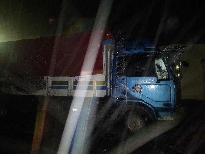 En operativo de Aduana se comisó un camión con harina, aceite y energizantes de contrabando en Potosí.