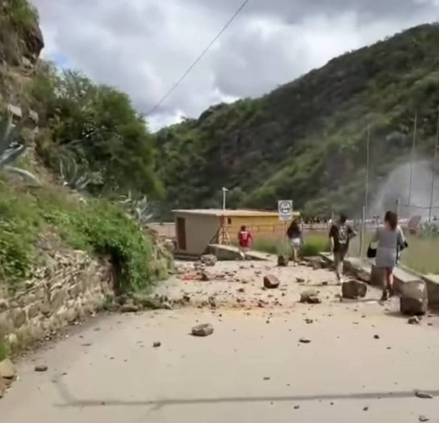 Derrumbe en la represa de San Jacinto afecta tránsito y pone en riesgo a los comunarios y visitantes.