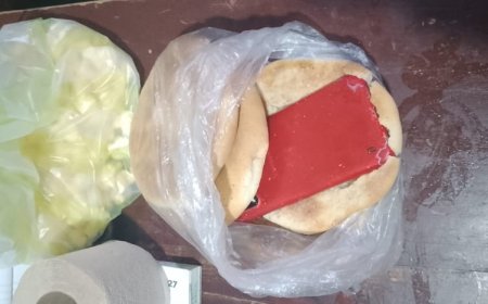 Intentó meter un celular a la cárcel de Tarija camuflado en un pan pero fue sorprendido.