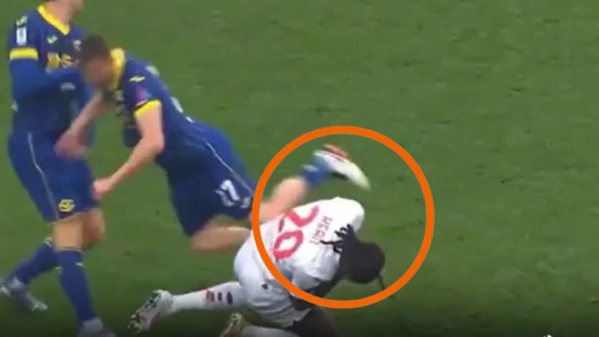 Fútbol Italiano. Un Jugador se desplomó tras recibir un fuerte rodillazo en la cabeza