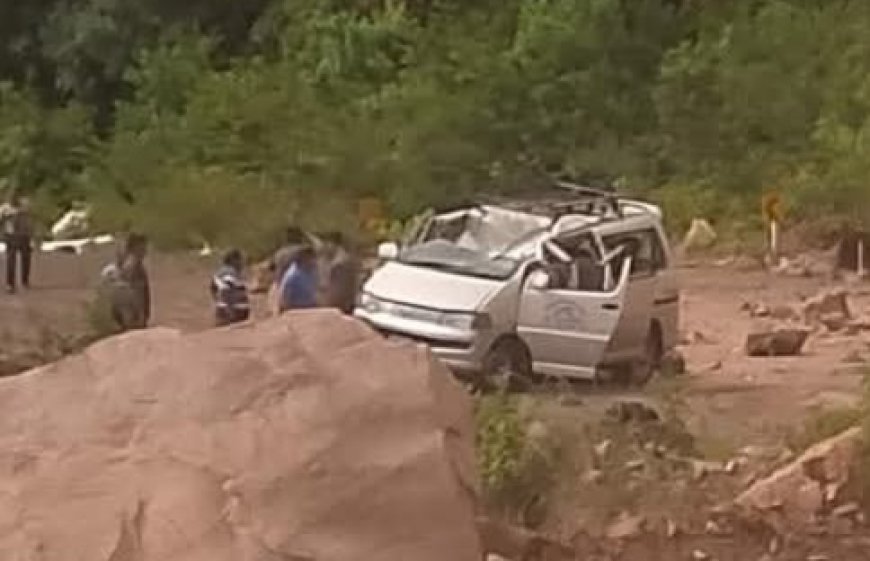Dos personas mueren aplastadas por una roca que cayó sobre un minibús en Tarija