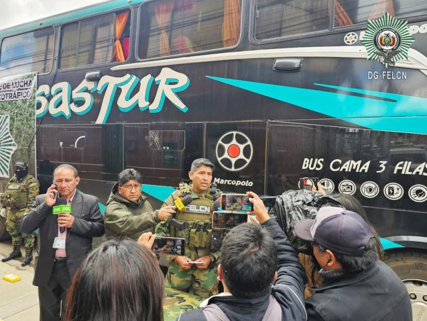 La FELCN decomisa 40 paquetes de cocaína y detiene a dos personas en operativo en transporte público.