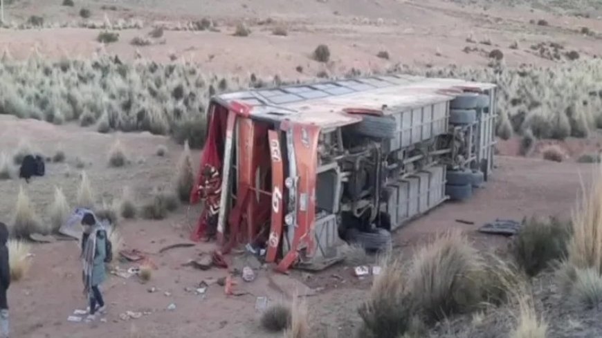 Accidente de flota en la ruta Oruro–Uyuni deja 17 heridos; conductor huye del lugar