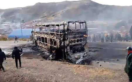 Chofer llora tras perder su flota incendiada por turba en jornada violenta en Llallagua