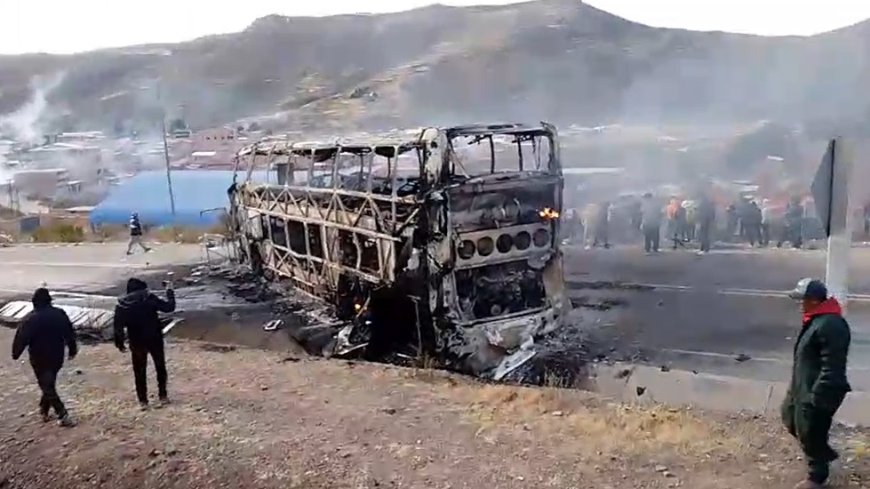 Chofer llora tras perder su flota incendiada por turba en jornada violenta en Llallagua