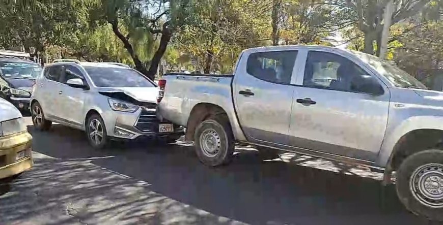Choque en plena Avenida Jaime Paz genera caos vehicular: conductores huyen al ver cámaras de prensa.