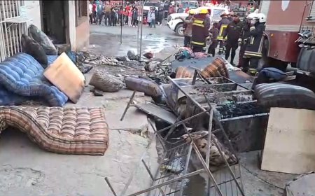 Incendio en tienda de colchones alarma a vecinos del mercado Campesino.