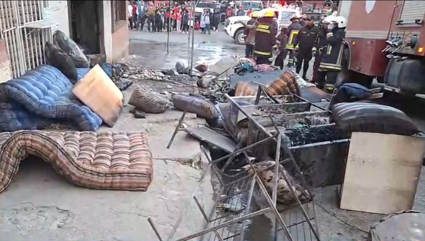 Incendio en tienda de colchones alarma a vecinos del mercado Campesino.