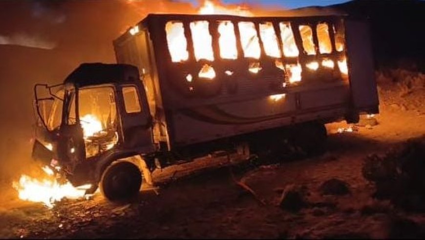 Incineran camión con ropa nueva de contrabando en zona fronteriza con Chile.