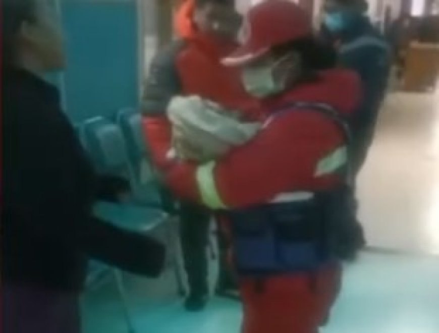 Héroe de cuatro patas salva la vida de una recién nacida abandonada en medio de la basura en El Alto.