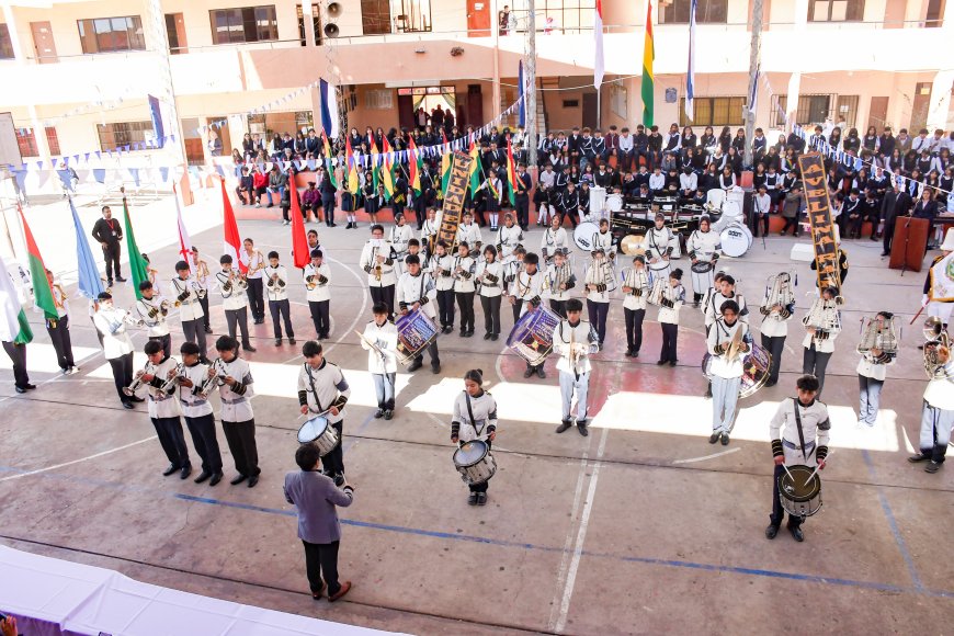 Gobernación de Tarija entrega de instrumentos musicales a la Unidad Educativa Avelina Raña 2