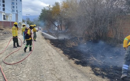 Bomberos voluntarios controlan incendio de pastizales en el barrio Miraflores.