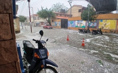 Fuerte lluvia y granizo provocan caos en la ciudad de Tarija.