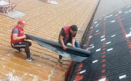 Alcaldía de Tarija realiza reparación preventiva del techo del Mercado Central tras fuerte granizada