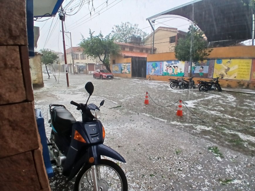 Fuerte lluvia y granizo provocan caos en la ciudad de Tarija.