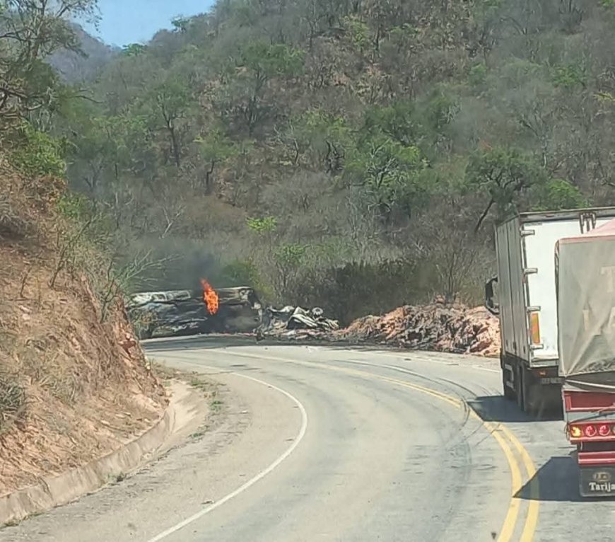 Tragedia en la ruta a Palos Blancos, un camión cisterna se vuelca y estalla en llamas.