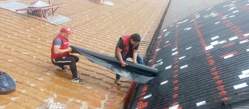 Alcaldía de Tarija realiza reparación preventiva del techo del Mercado Central tras fuerte granizada