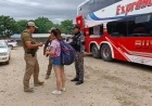 Policía refuerza controles en terminales de Tarija para garantizar viajes seguros.