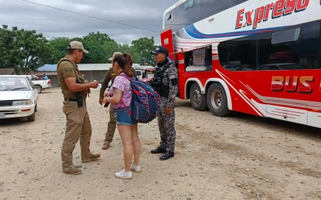Policía refuerza controles en terminales de Tarija para garantizar viajes seguros.