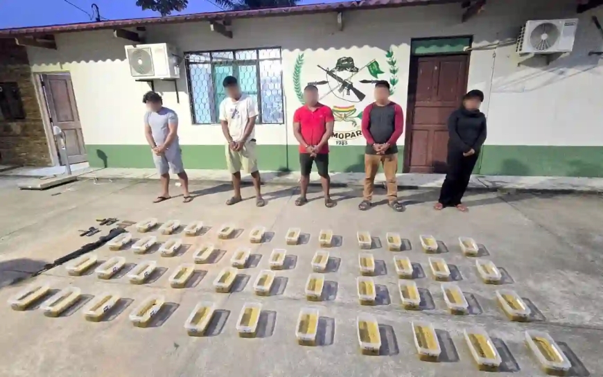 Cinco personas fueron aprehendidas en el Chapare, estaban en posesión de pasta base y armamento.