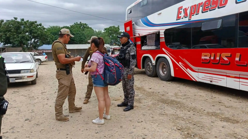 Policía refuerza controles en terminales de Tarija para garantizar viajes seguros.
