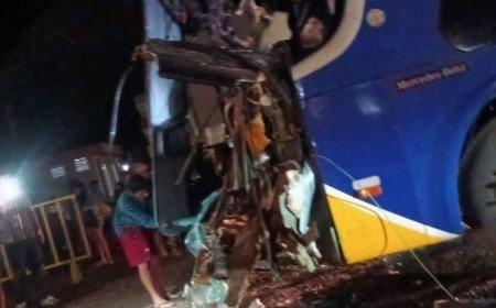 Un Choque entre flota y un cisterna en Yacuiba dejó al menos dos fallecidos y cuatro heridos.