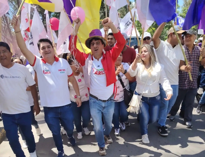 Masiva participación de banderazo de la alianza Primero Tarija, en respaldo a Johnny Torres.